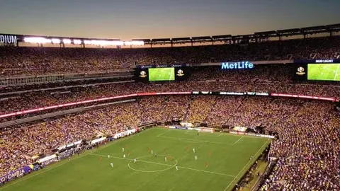 马宁镜头下的足球瞬间：捕捉赛场纯粹之美，每一刻都如此简单动人